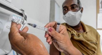 Saúde recomenda 2ª dose de reforço contra a Covid-19 para idosos acima de 60 anos